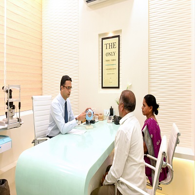 Dr. Consult with Patient - Dr. Chudgar Clinic
